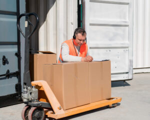 Read more about the article Jak zabezpieczyć towar na palecie podczas transportu?